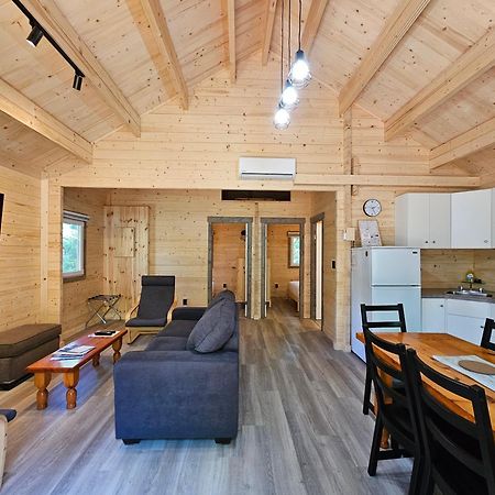 Parkway Cottage Resort And Trading Post Dwight Екстер'єр фото